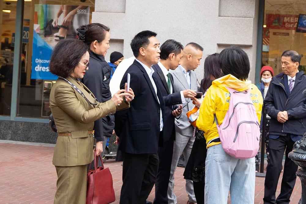 Praktikantica (u žutom) razgovara sa kineskim delegatima o Falun Gongu i progonu u Kini.
 