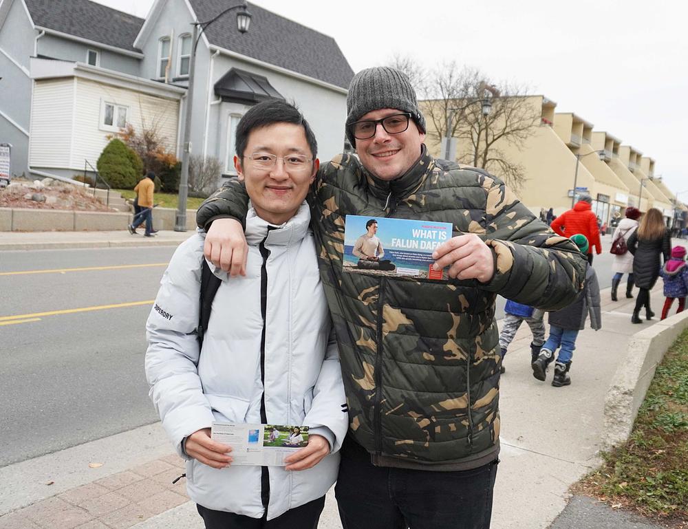 Michael (desno) je hvalio Falun Dafa 