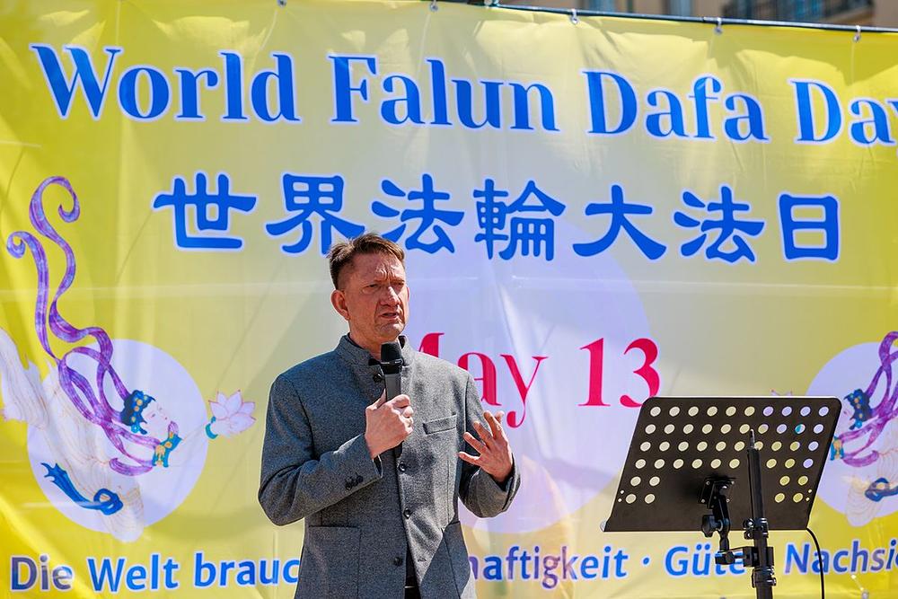 G. Ronald Gläser, zastupnik u Berlinskom državnom parlamentu i potpredsjednik AfD-a, osudio je progon u Kini tijekom skupa kojim se slavio Svjetski dan Falun Dafa, 13. svibnja 2023.