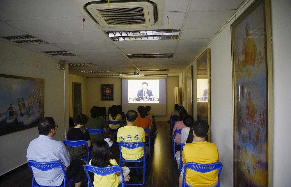  Polaznici gledaju snimke predavanja Učitelja Lija