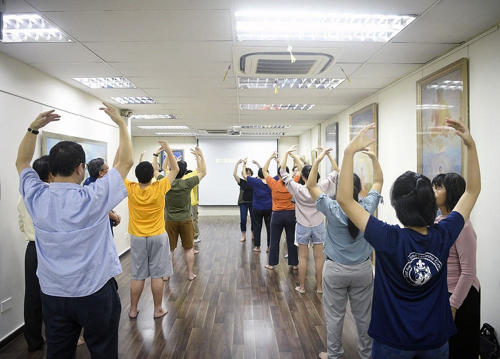  Polaznici uče drugu Falun Dafa vježbu