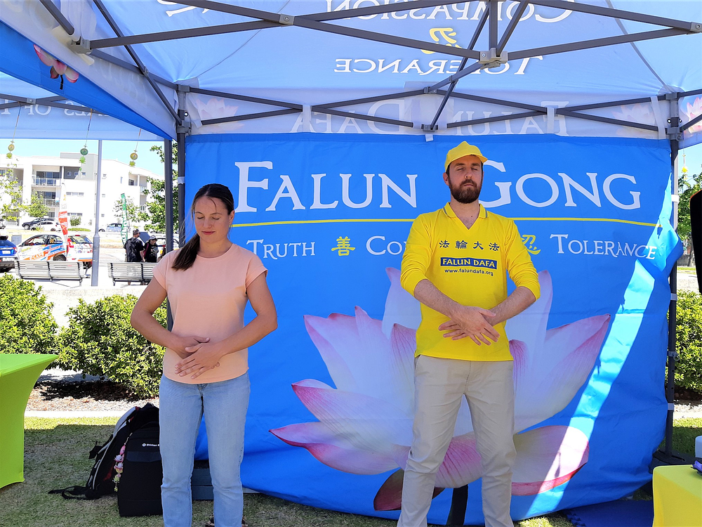 Praktikanti su učestvovali u božićnoj proslavi u Ellenbrooku 9. decembra 2023. Oni su demonstrirali Falun Dafa vježbe i predstavili praksu.
