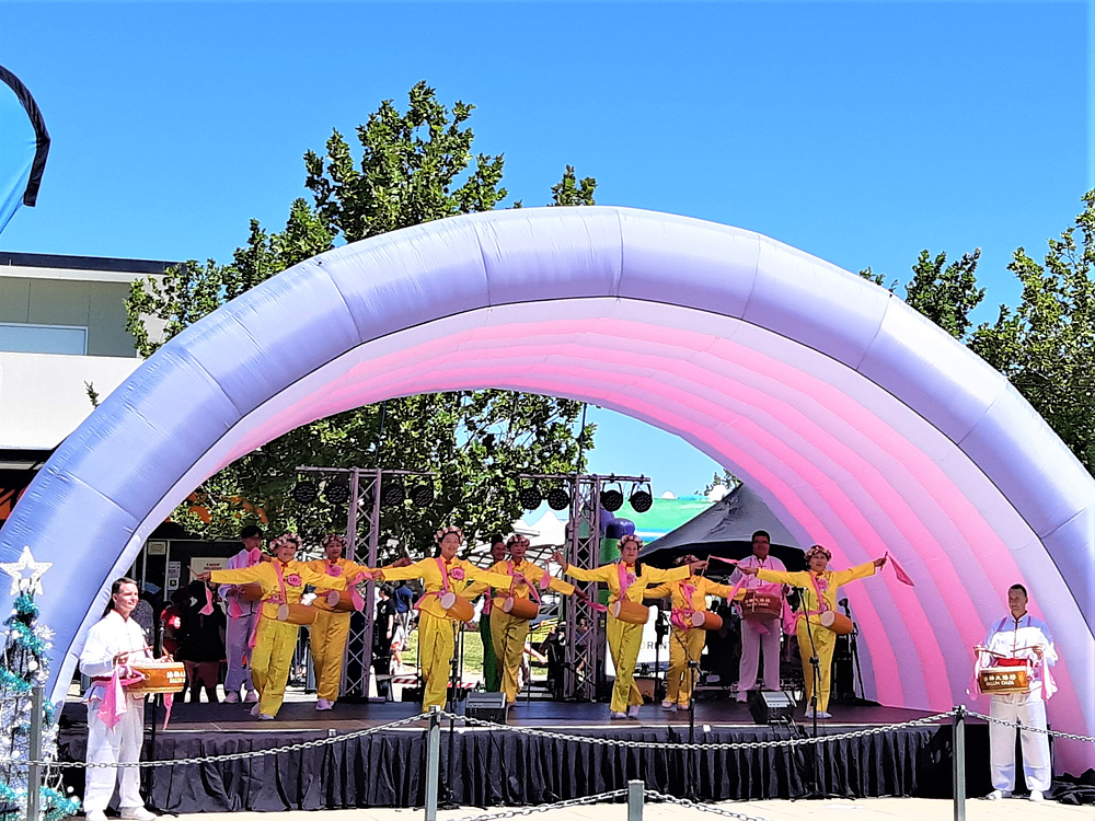 Falun Dafa praktikanti sviraju na tradicionalnim kineskim dobošima na bini tokom proslave u Ellenbrooku.