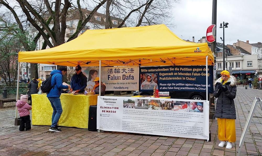 Štand Falun Dafa praktikanata u Strasbourgu, istočna Francuska, 9. i 10. prosinca 2023.