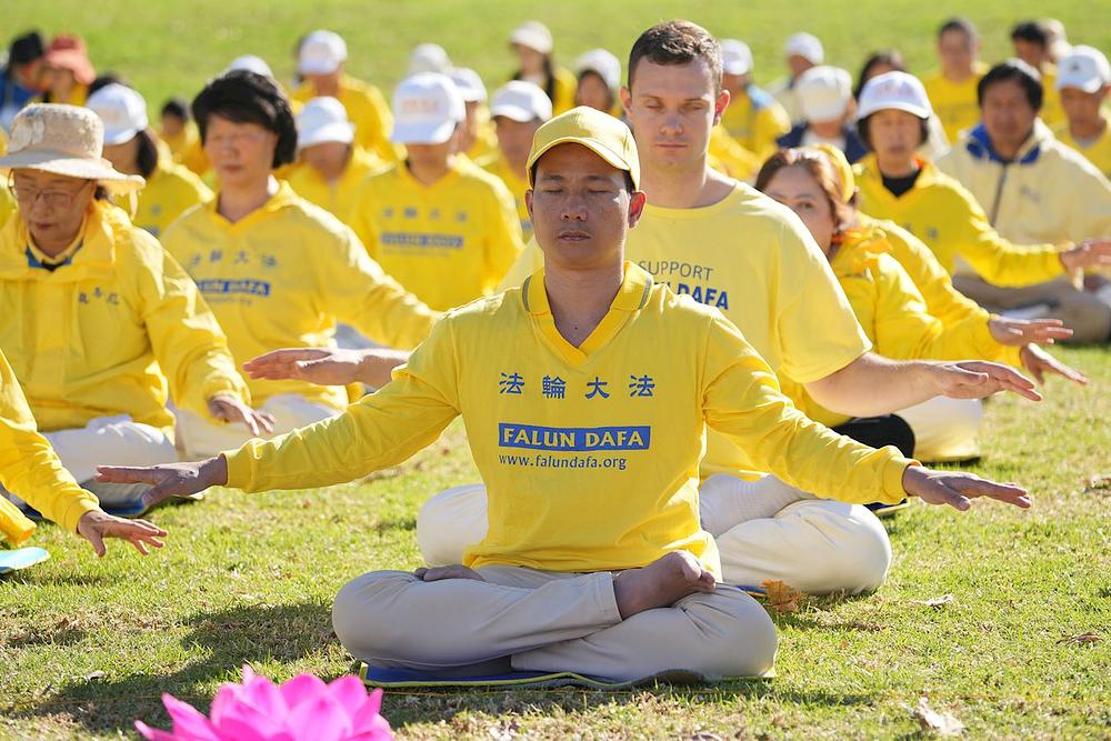 Praktikanti su izvodili Falun Dafa vježbe