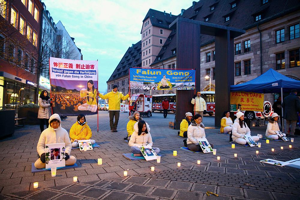  Praktikanti su održali bdenje uz sveće u gradu ljudskih prava, Nirnbergu, 10. decembra, na Međunarodni dan ljudskih prava.