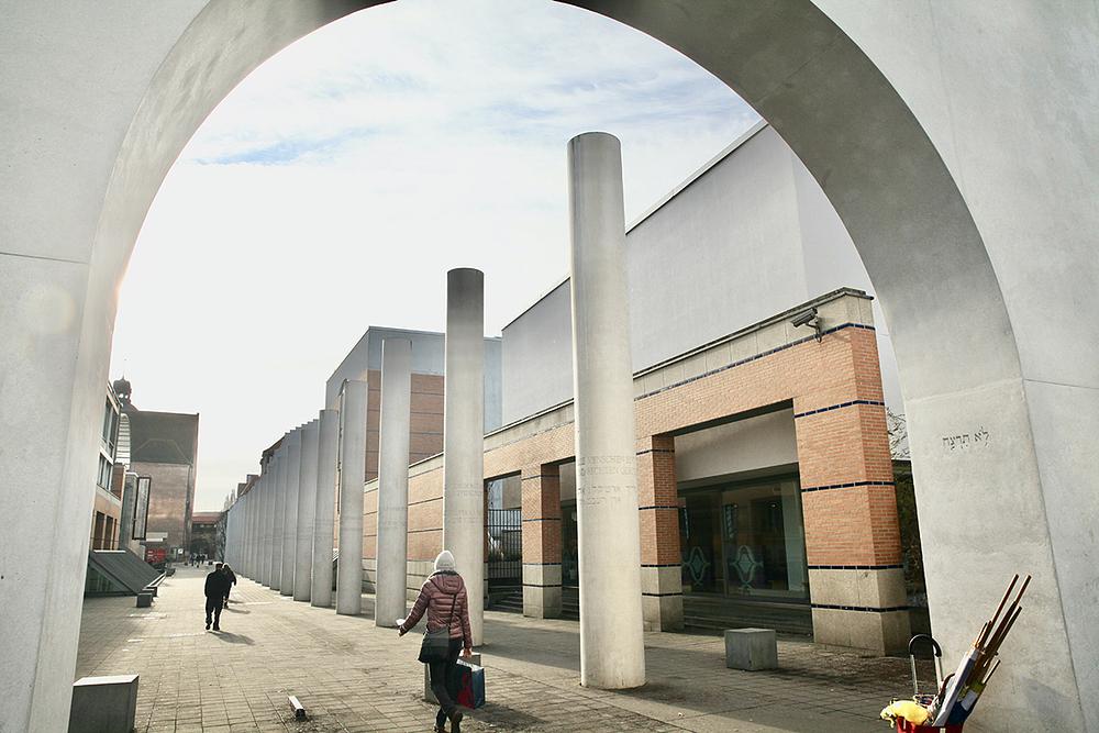  Put ljudskih prava u ulici Kartaeusergasse je spomenik koji se sastoji od 27 stubova sa ugraviranim članovima Univerzalne deklaracije o ljudskim pravima, na nemačkom i drugim jezicima.
