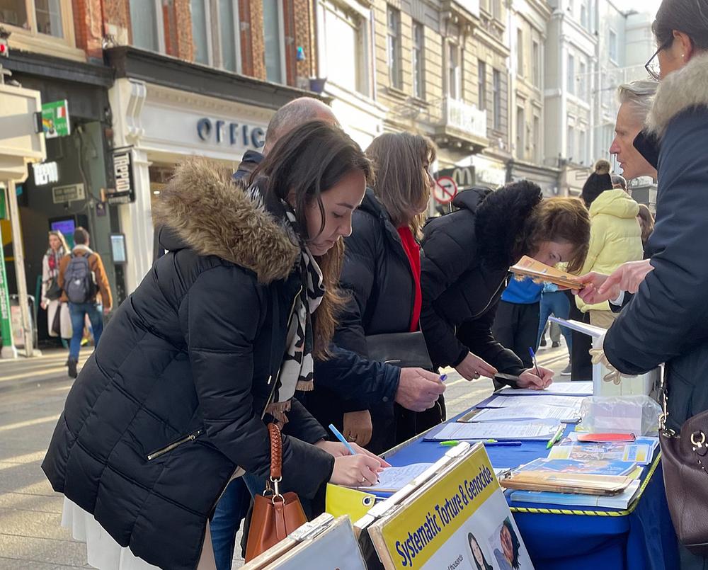 Praktikanti podižu svijest o progonu Falun Dafa u Kini tijekom aktivnosti u Dublinu, 16. prosinca 2023.
 