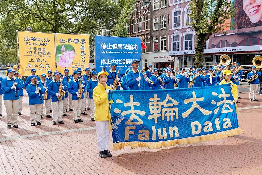 Dana 23. rujna 2023., Tian Guo Marching Band je nastupio u neposrednoj blizini Kineske četvrti u centru Rotterdama, drugog najvećeg grada u Nizozemskoj, kako bi što više ljudi saznalo za Falun Gong i razumjelo istinu.