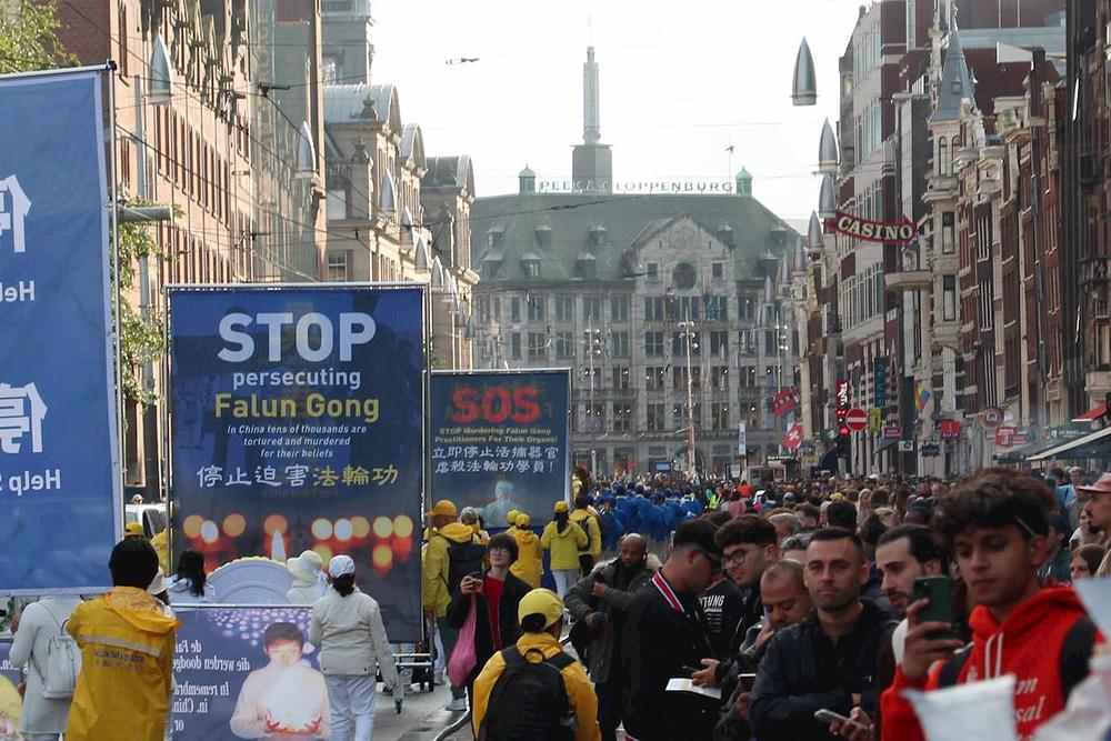 Falun Gong praktikanti su započeli paradu s trga Dam u 17h da bi prošli Kineskom četvrti i središtem grada, privlačeći pozornost prolaznika.