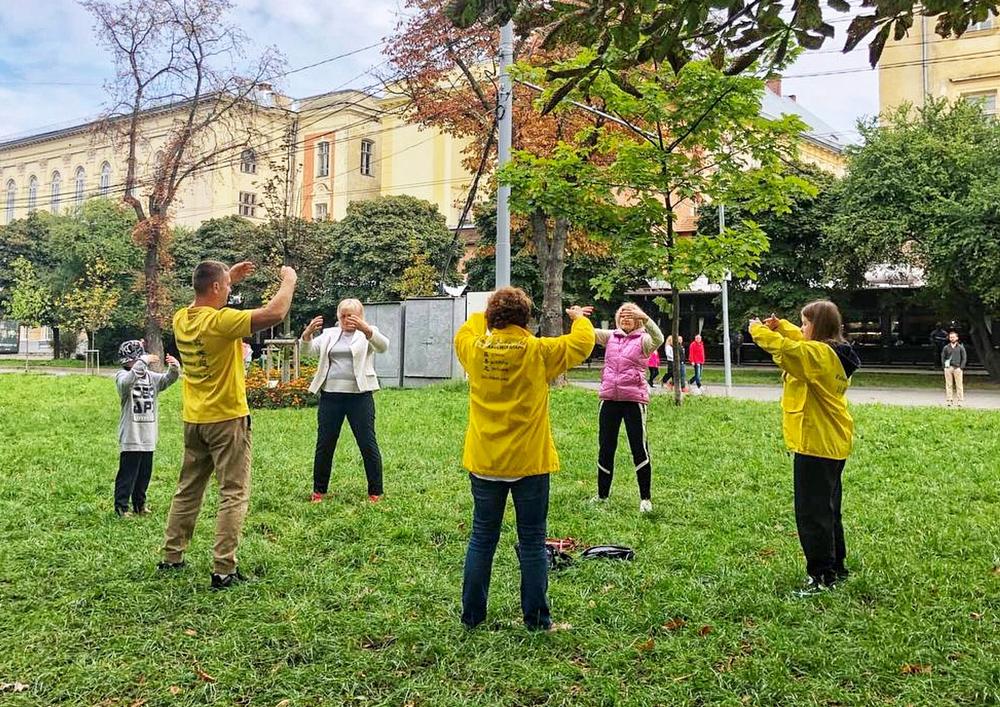  Stanovnici Lavova izvode Falun Dafa vježbe s praktikantima.