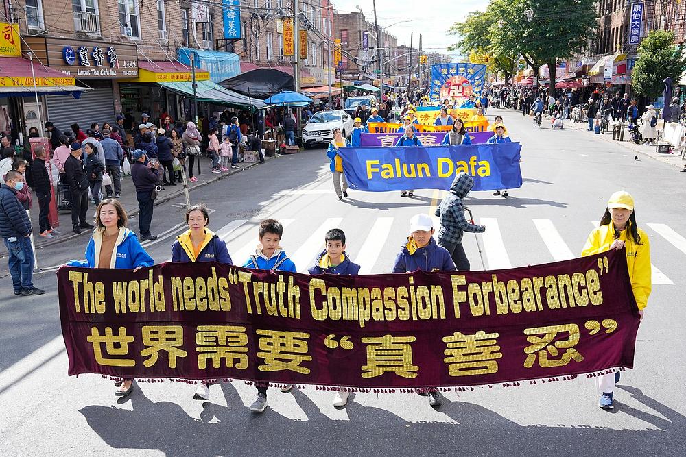  Falun Dafa praktikanti održali su veliki marš u Bruklinu 15. oktobra 2023.