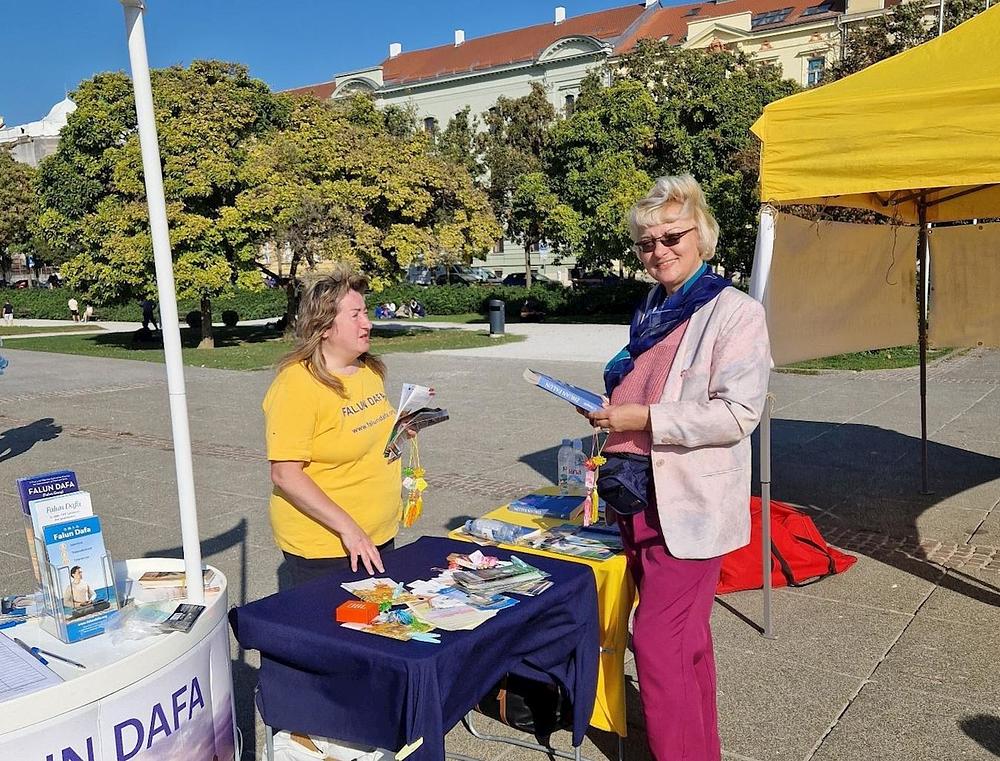Tatjana (desno) želi naučiti Falun Dafa vježbe.