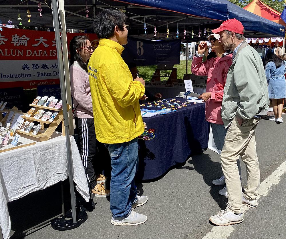 Posjetitelji se informiraju o Falun Gongu.