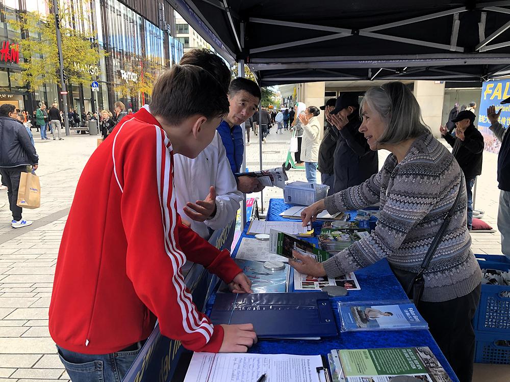 Prolaznici su se upoznavali sa Falun Dafa na informativnom štandu u centru Düsseldorfa.