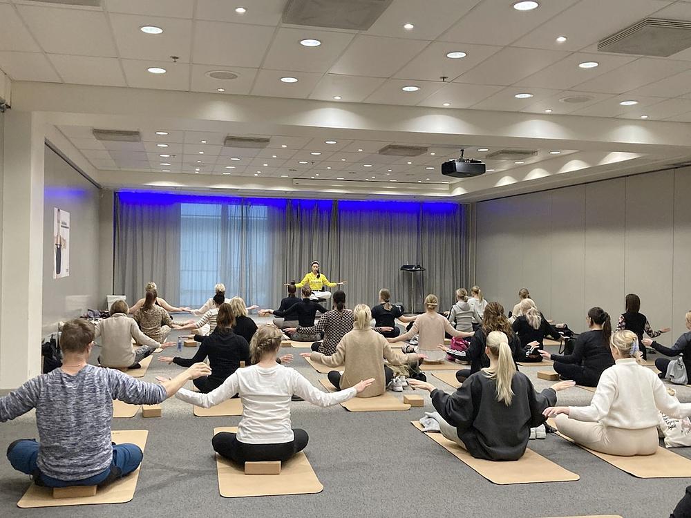 Ljudi uče Falun Dafa vježbe na sajmu zdravlja u Helsinkiju, Finska.