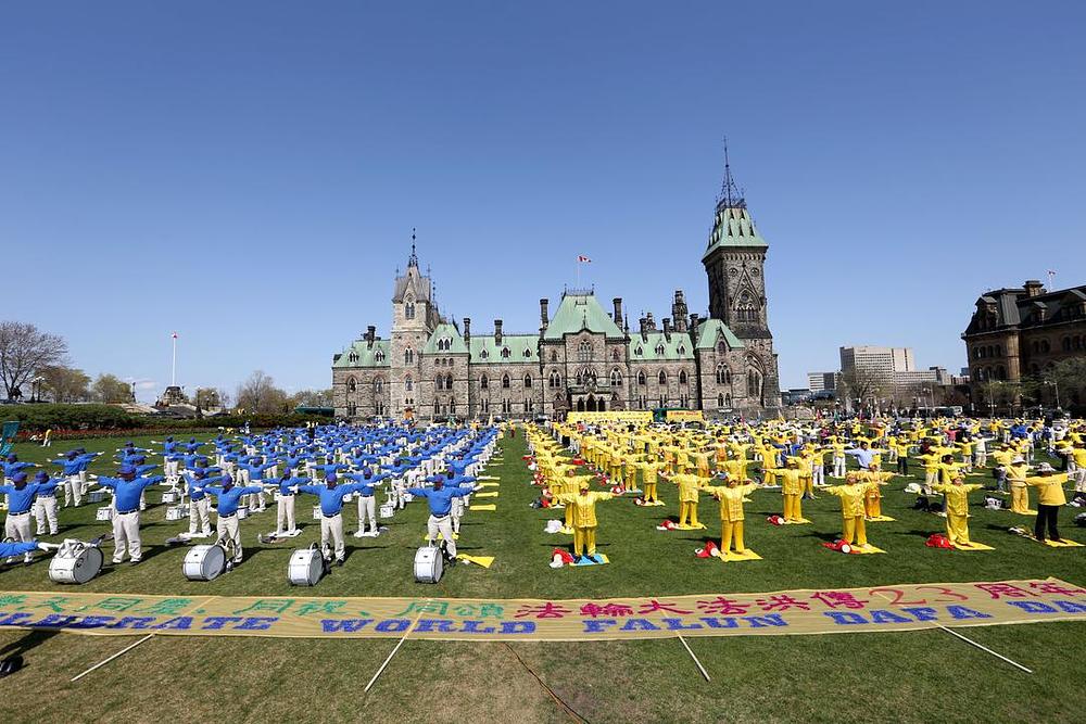 Kanadski praktikanti demonstriraju Falun Gong vježbe ispred Parliament Hilla u svibnju 2015. 