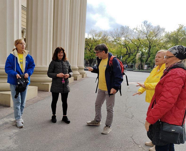  Praktikanti dele letke i upoznaju lokalne stanovnike i turiste s Falun Dafom