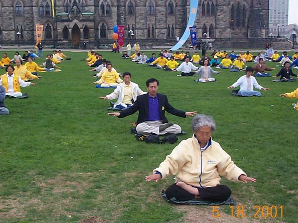 Grupno vježbanje na Parliament Hillu u svibnju 2001. g., dvije godine nakon početka progona u Kini
