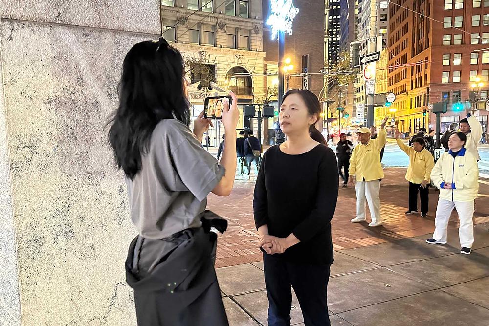 CBS-ova novinarka intervjuira Falun Dafa praktikanticu. 