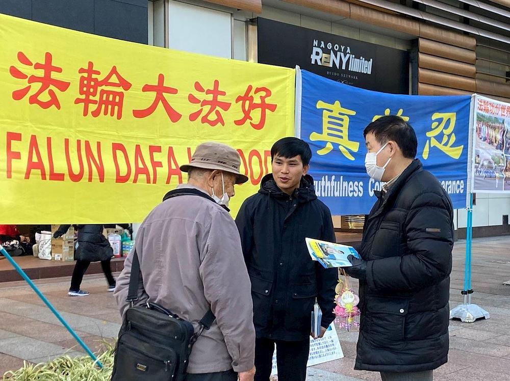 Ljudi se informišu o Falun Dafa.