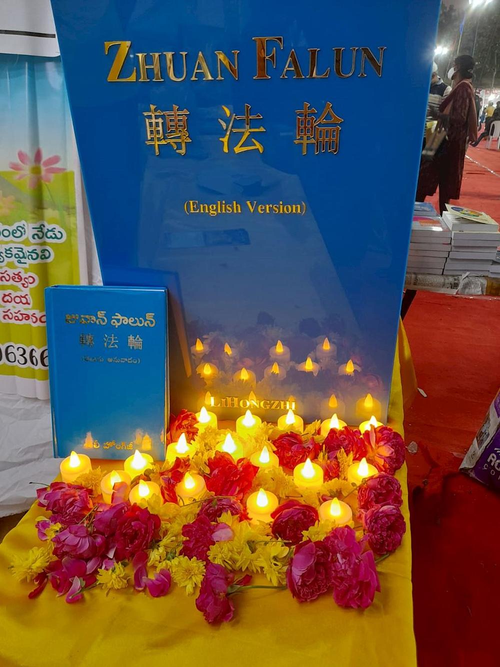  Velika maketa knjige Džuan Falun bila je izložena na štandu Falun Dafe u Vijaiavadi. Prevedeno na više od 40 jezika, to je glavno učenje Falun Dafe.
