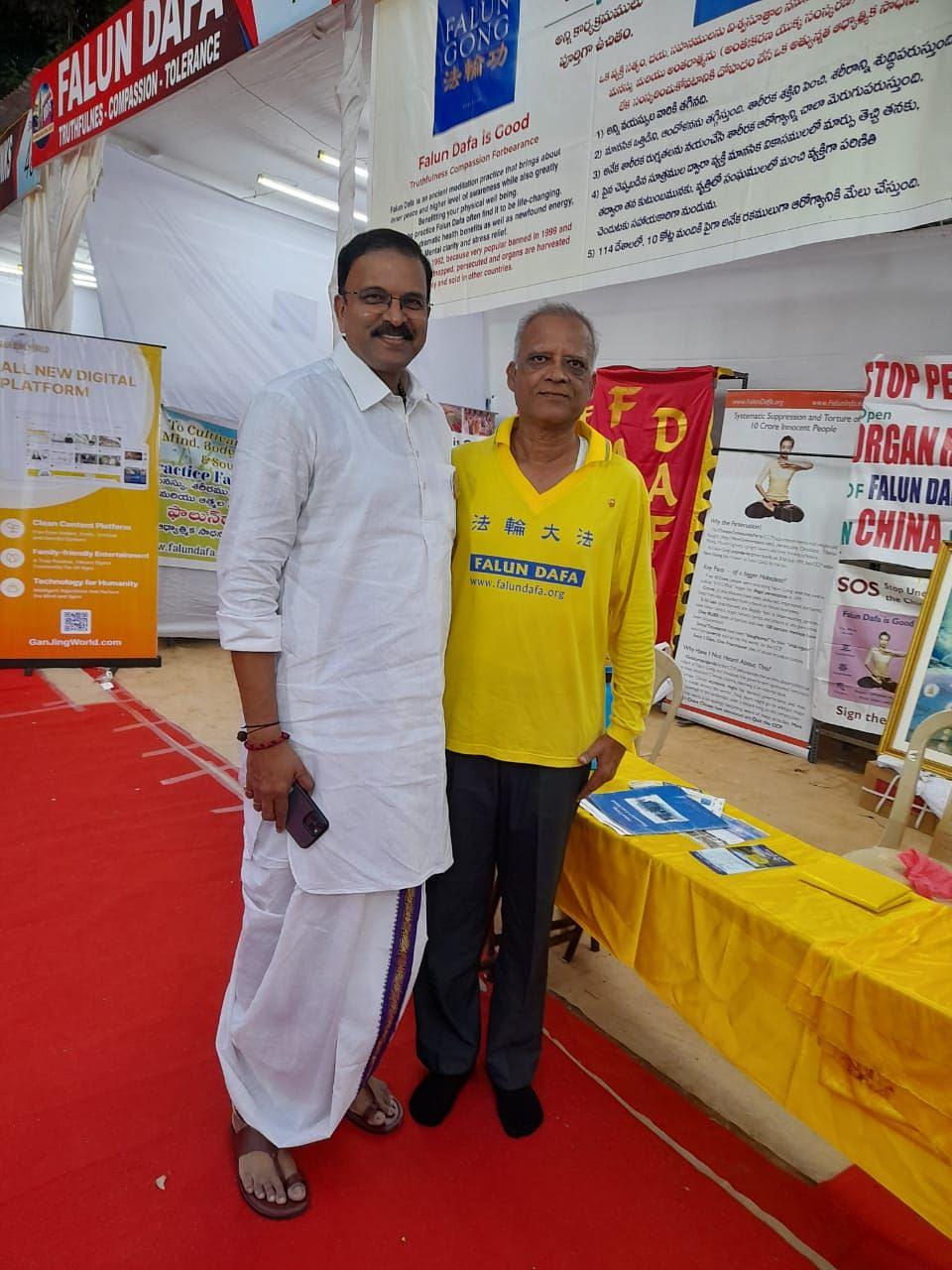  J. D. Lakshmi Naraiana (levo), bivši ko-načelnik policije u Mumbaju i političar, razgovarao je sa praktikantom. Rekao je da je prvi put čuo za Falun Dafu tokom Nacionalnog sajma knjiga u Hajderabadu 2022.
