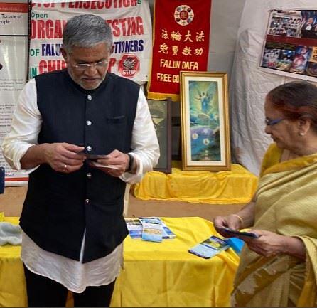  Tanikela Bharani (levo), poznati indijski glumac, scenarista i direktor bioskopa uTelugi, posetio je štand Falun Dafe i saznao šta se dešava u Kini.
