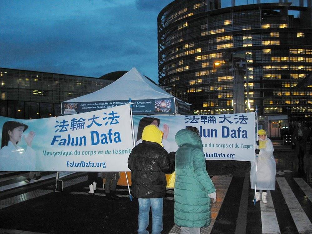  Prolaznici se informiraju o Falun Dafa 