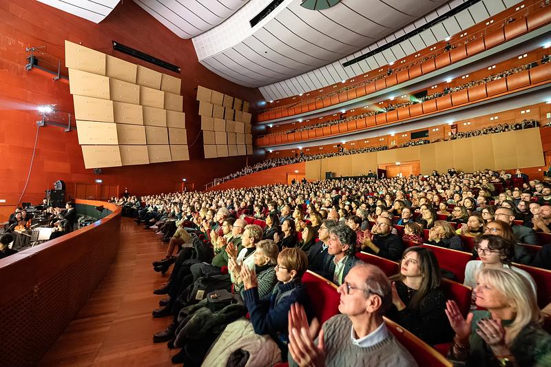 Shen Yun Global Company u Teatro degli Arcimboldi u Milanu, Italija, uvečer 19. januara. Trupa je izvela sedam predstava u Milanu od 16. do 21. januara, sve pred punim salama. (The Epoch Times)