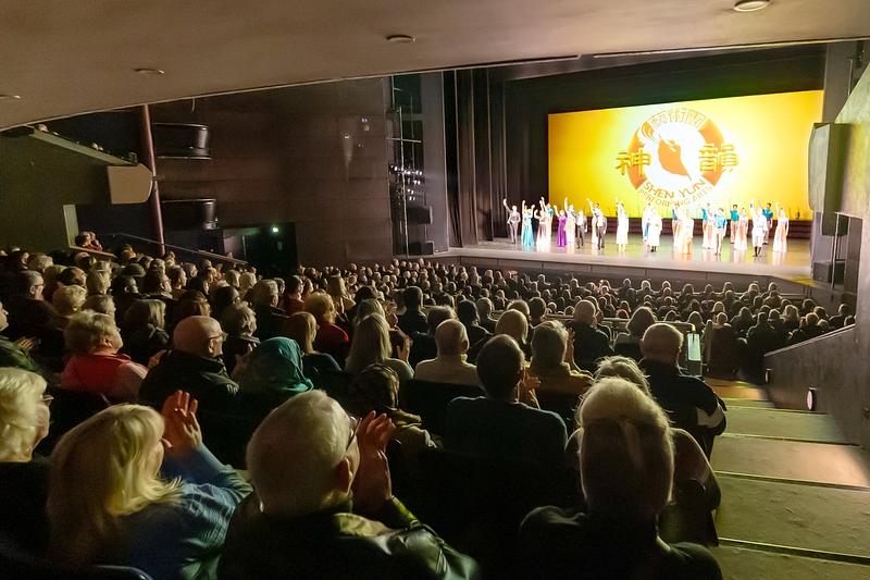 Shen Yun New Era Company u pozorištu Milton Keynes u Milton Keynesu, Ujedinjeno Kraljevstvo, uvečer 17. januara. Trupa je predstavila tri predstave u Milton Keynesu 17. i 18. januara, sve pred punim pozorišnim salama. (The Epoch Times)