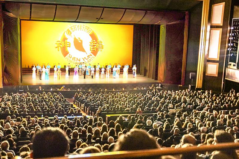 Shen Yun New World Company u Memorijalnom auditorijumu u Martin Marietta Centru za scenske umjetnosti u Raleighu, Sjeverna Karolina, 20. januara. Trupa je imala tri nastupa u Raleighu 20. i 21. januara, sve pred prepunim dvoranama. (The Epoch Times)