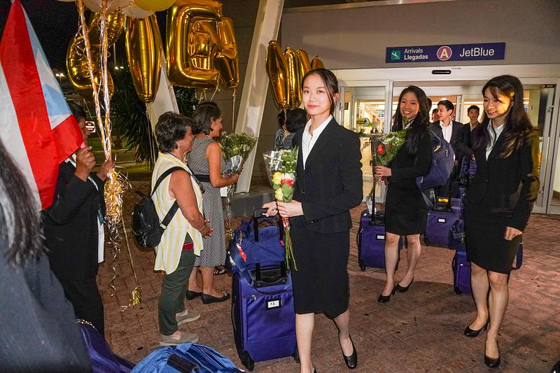 Fotografije 10-13: Shen Yun Touring Company stigla je u San Huan, Portoriko 17. januara, kako bi započela prvu turneju kompanije po karipskom ostrvu. Izvođači su dočekani toplom dobrodošlicom obožavatelja na međunarodnom aerodromu San Juan. (The Epoch Times)