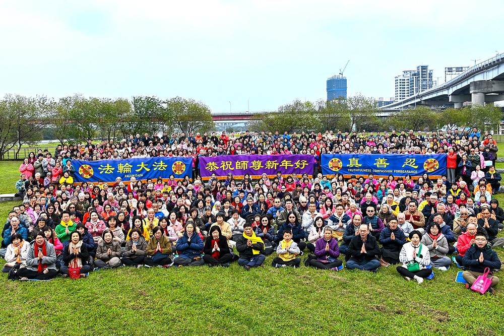  Falun Dafa praktikanti su se 28. januara okupili u Huajiang Riverside parku da požele Učitelju Liju srećnu kinesku Novu godinu.
