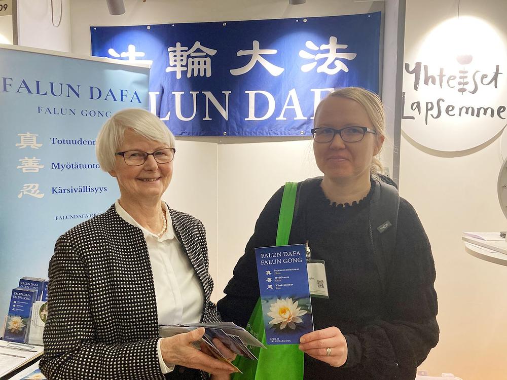 Učitelji zainteresirani za Falun Dafa na sajmu obrazovanja u Helsinkiju. 