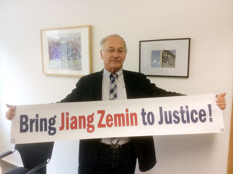Martin Patzelt je stavio svoju sliku na svoju Internet stranicu, objašnjavajući ljudima da je potpisao peticiju u znak osobne podrške sudskim tužbama podnesenim protiv Jianga.