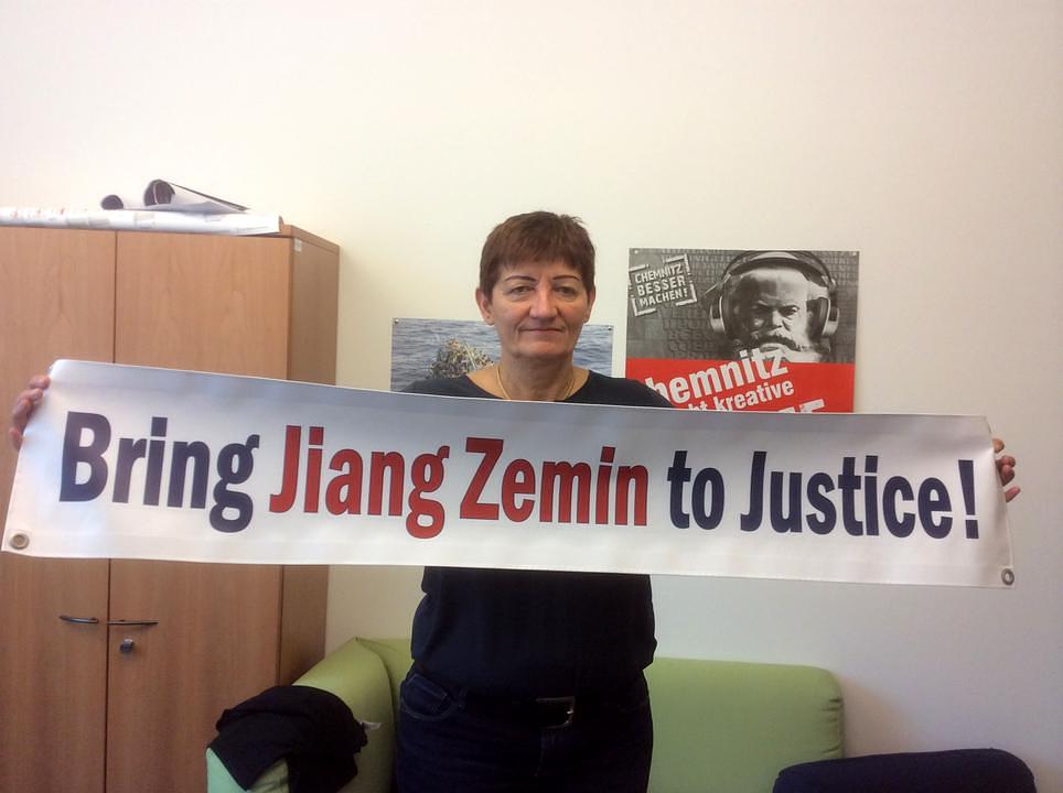 Dr. Cornelia Erst, član Evropskog parlamenta iz Njemačke, podržava sudske tužbe protiv Jianga.