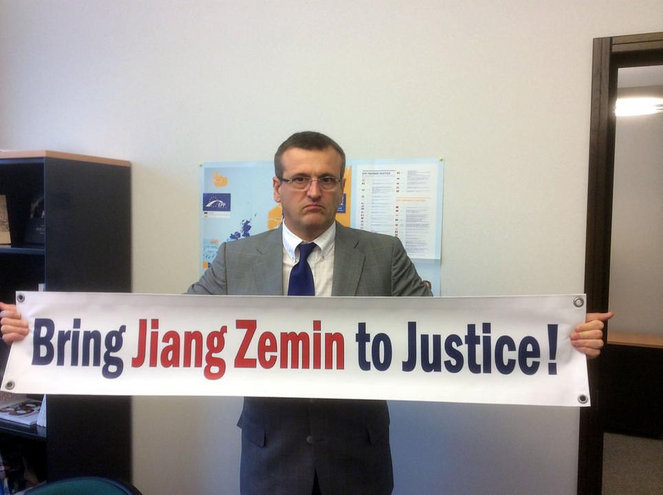 Cristian Dan Preda, član komiteta za ljudska prava Evropskog parlamenta iz Rumunije se divi hrabrosti praktikanata Falun Gonga. Preda je bio jedan od predlagača rezolucije iz decembra 2013. godine koja osuđuje prisilnu žetvu ljudskih organa u Kini.