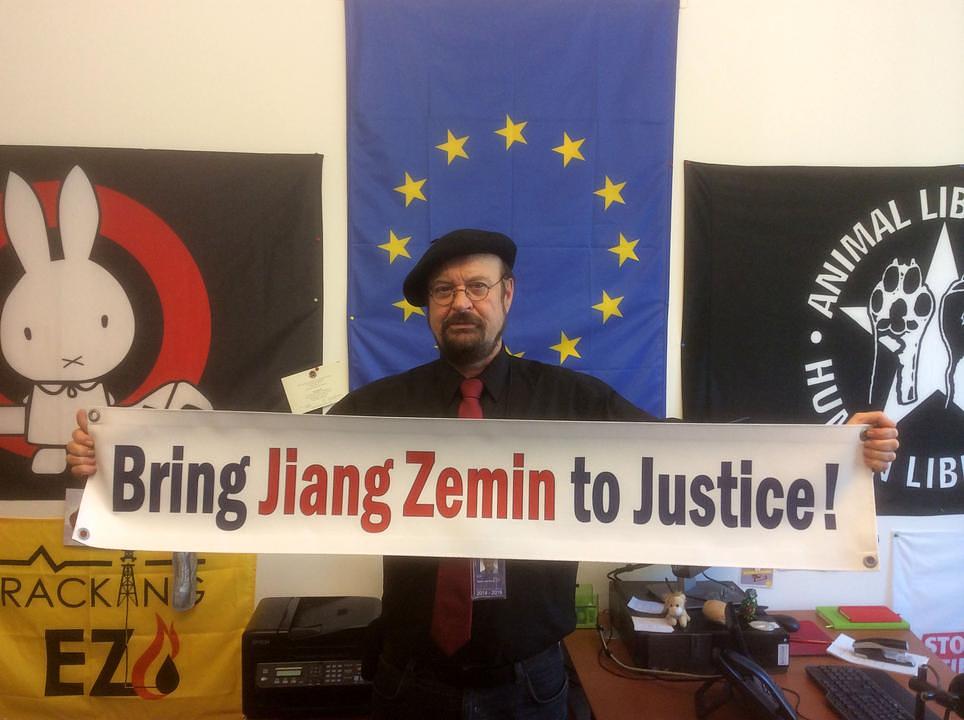 Stefan Eck, član Evropskog parlamenta iz Njemačke, vjeruje kako je progon Falun Gonga nehuman, te da predstavlja prijetnju za svjetski mir. On je također ukazao da se politika progona od 1999. godine proširila i na druge zemlje putem političkih i ekonomskih kanala. 