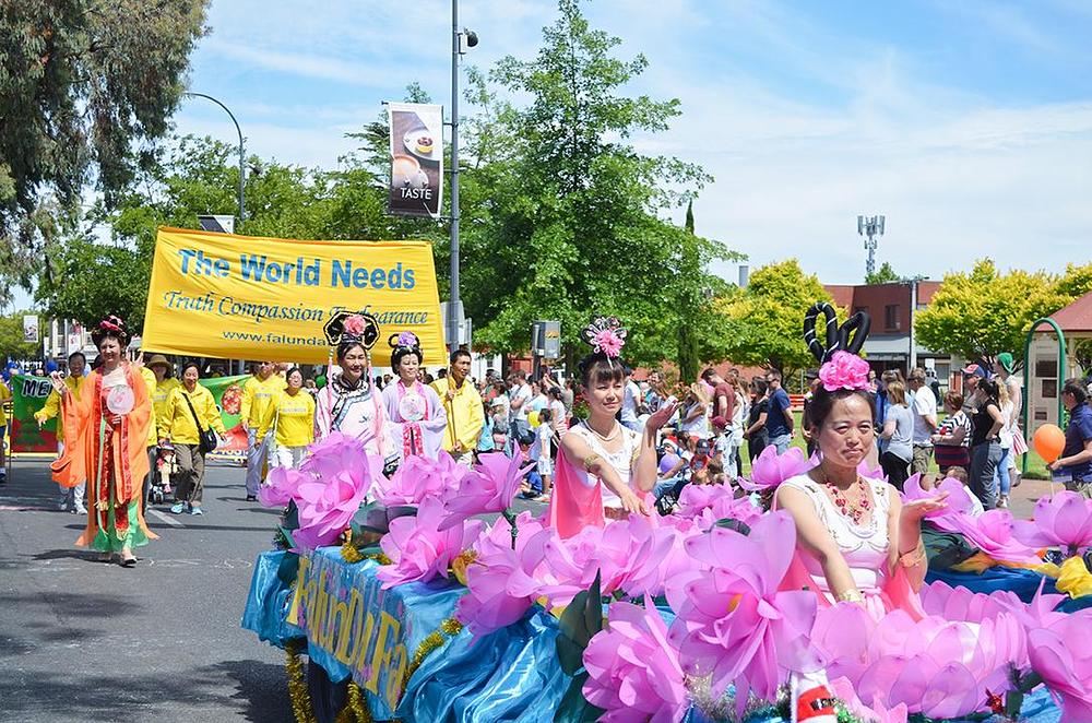 Falun Gong na božićnoj paradi u Norwoodu. Na banneru piše: “Svijetu je potrebna Istina Dobrodušnost Tolerancija” 