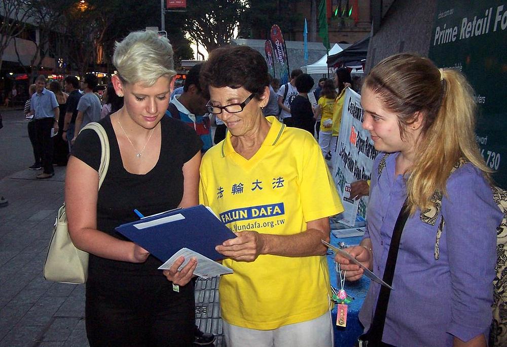 Potpisivanje peticije koja poziva na prestanak progona kineskog režima nad Falun Gongom
