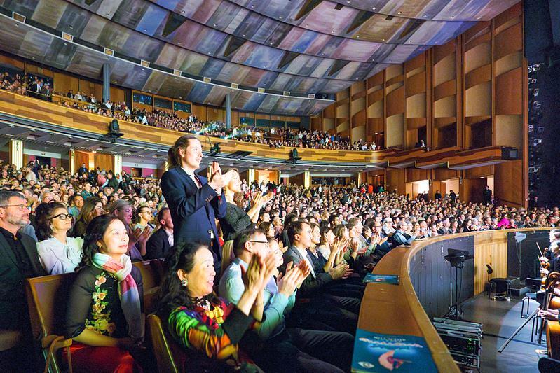 Shen Yun Global Company u rasprodanoj sali pozorišta u Großes Festspielhaus u Salzburgu, Austrija, 10. februara, prvog dana Godine zmaja. Ova je pozorišna trupa imala tri nastupa u Salzburgu 10. i 11. februara, sva tri pred punim salama. (The Epoch Times)