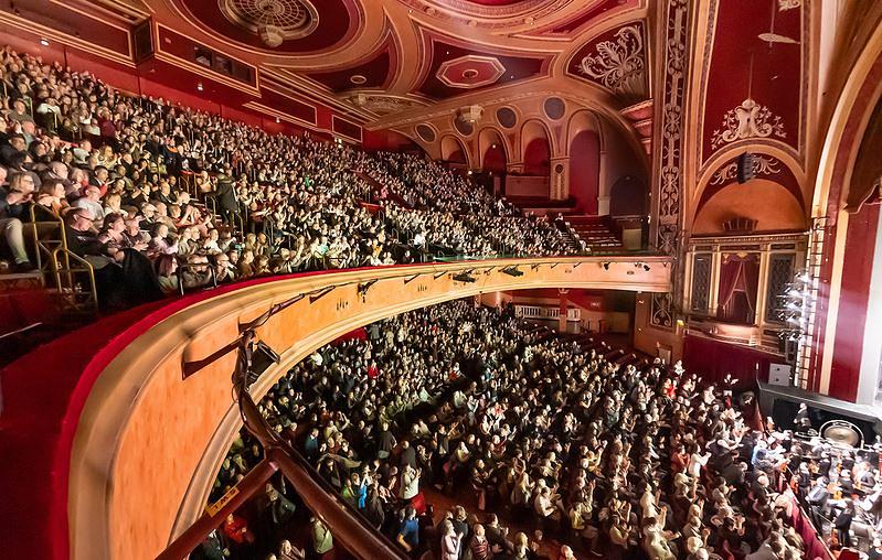 Pozorišna trupa Shen Yun New Era je izvela dvije predstave pred prepunim salama u Liverpool Empire Theatreu u Liverpoolu, Ujedinjeno Kraljevstvo, 10. februara. (The Epoch Times)