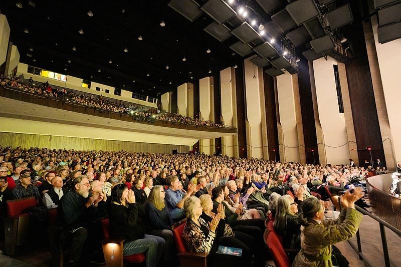 Shen Yun North America Company u Linda Ronstadt Music Hall u Tucsonu, Arizona, 11. februara. Trupa je izvela tri koncerta u Tucsonu 10. i 11. februara, sve pred prepunim dvoranama. (The Epoch Times)