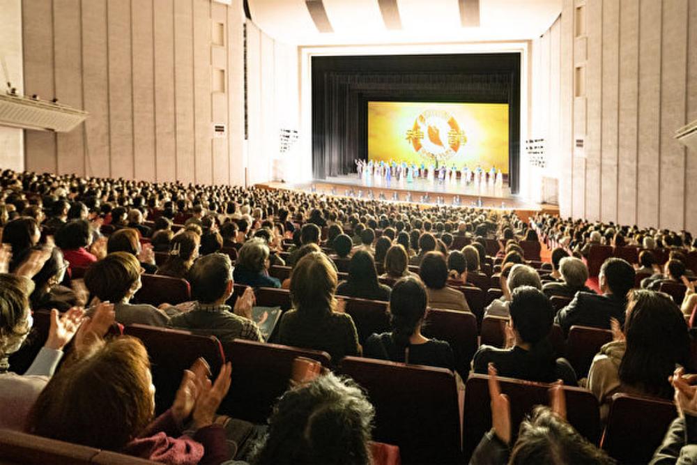  Shen Yun New York Company u Fukuoka Sunpalace Hall u Fukuoki 16. februara, obilježavajući tako završetak turneje po Japanu. Shen Yun je izveo tri predstave u Fukuoki 15. i 16. februara, sve tri pred prepunim gledalištima. (The Epoch Times)
