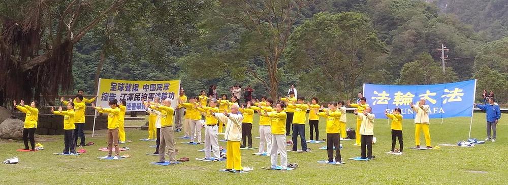 Falun Gong praktikanti vježbaju u Taroko nacionalnom parku 20. prosinca 2015.