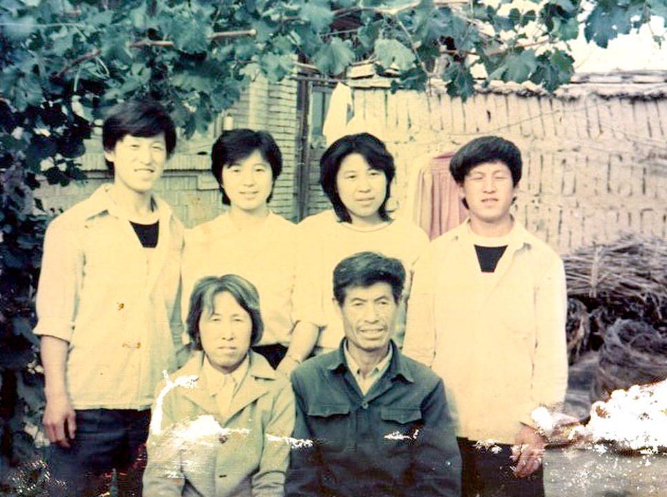Porodica g. Chen Yuanchuana. Prvi red: g. Chen i njegova supruga, gđa Wang Lianrong; zadnji red, slijeva na desno: Stariji sin g. Chen Aizhongm, drugi sin g. Chen Aili, starija kćer gđa Chen Shulan, i druga kćerka gđa Chen Hongping