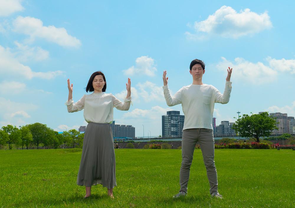 Yiyuan, njegova supruga Yunru i njihovi sinovi prakticiraju Falun Dafa vježbe. 