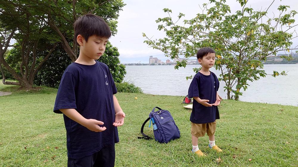  Sinovi odrasli u Falun Dafa