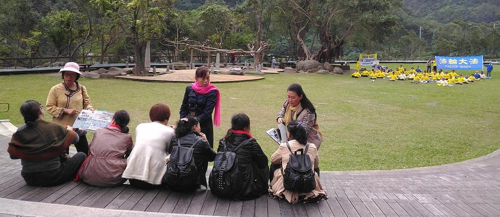 Falun Gong praktikanti upoznavaju turiste sa progonom u Kini